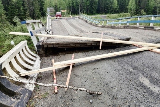 Шесть мостов разрушено, 11 дорог перекрыто: публикуем список