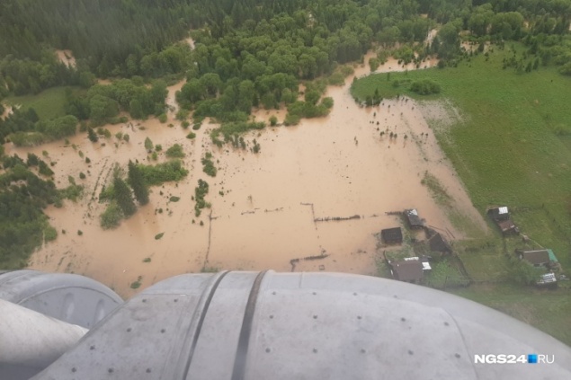 Губернатор Усс вылетел в поселок Нарва, где жители 60 участков покинули дома из-за наводнения