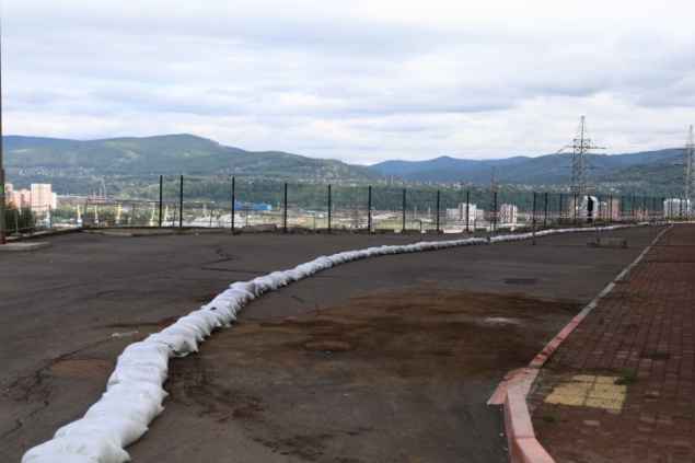 На Огородной пытаются сдержать оползень: фото с места