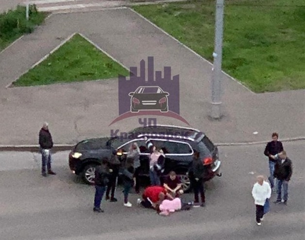 В Красноярске сбили девушку-пешехода и подростка на самокате