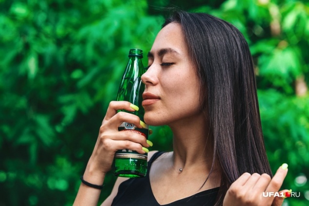 Диетолог рассказала, сколько минералки можно выпить в день