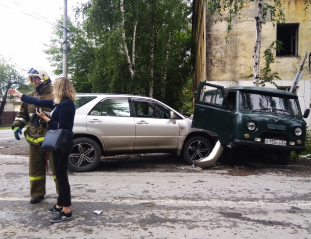 Госавтоинспекторы в Ачинске обращают внимание автовладельцев на соблюдение дорожных знаков при проезде перекрестков