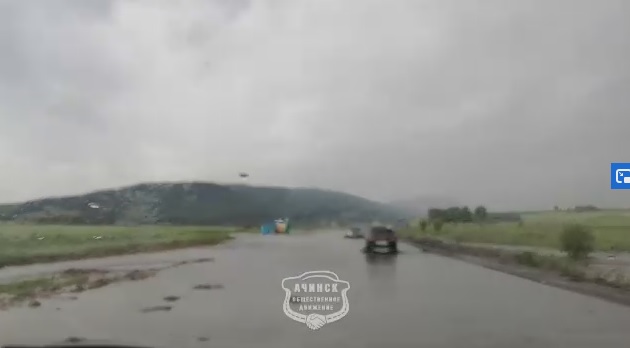 «Даже машину смывает»: в Ужурском районе после сильного ливня затопило дорогу к озерам