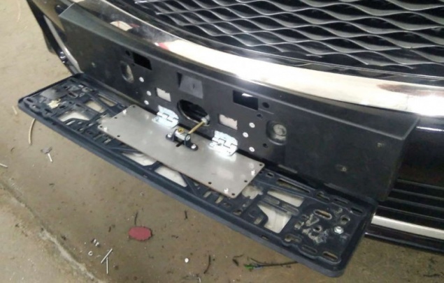 На автомобиле стоит откидная рамка для номера, но она не работает. За это тоже штрафуют?