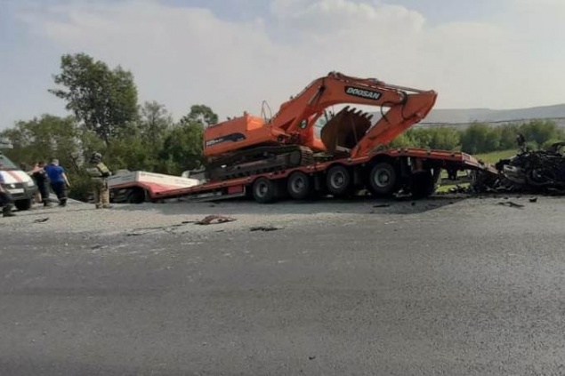 Многотонная фура превратила в груду железа легковушку на трассе под Ачинском