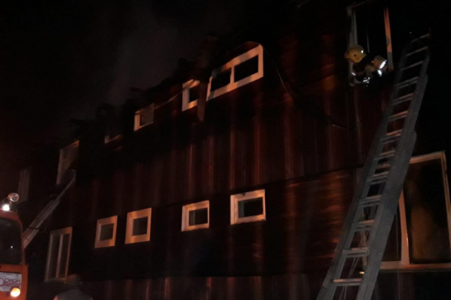 Пожарные шесть часов тушили деревянный 12-квартирный дом в крае