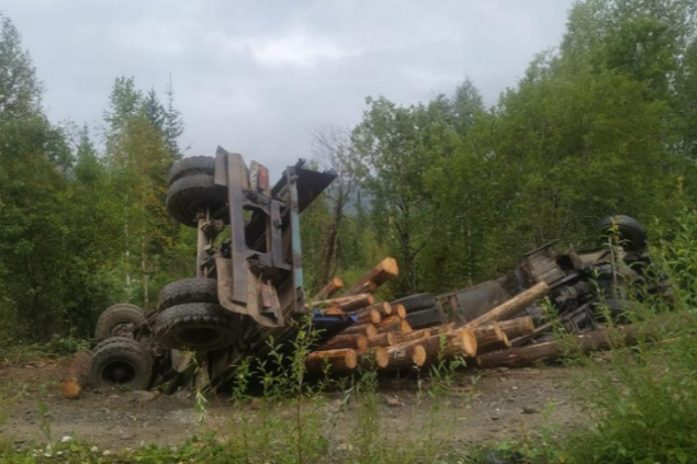 Семье погибшего в ДТП водителя лесовоза пришлось самим доставать его из машины и везти в морг