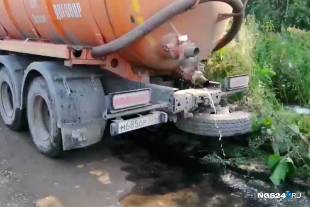 Бдительный красноярец прогнал ассенизатора, незаконно сливающего нечистоты