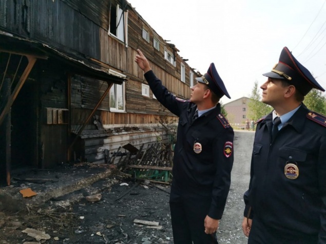 В Красноярском крае 18-летняя девушка рассказала о пожаре в соседнем доме брату и соседу. Это помогло спасти неходячую старушку