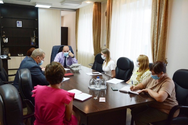 На прямую телефонную линию и.п.главы Ачинска Петра Хохлова поступило 15 обращений