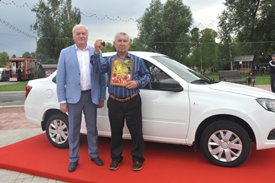 Житель Минусинска выиграл автомобиль Lada за самый большой помидор