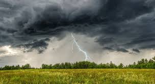 Спасатели предупредили о непогоде в среду: гроза и шквалистый ветер