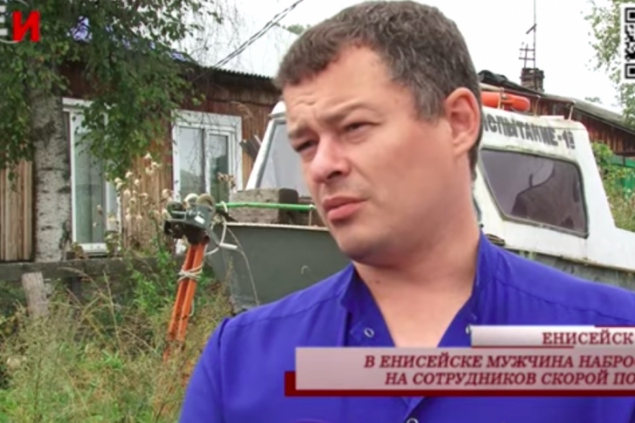 Неадекватный пациент покусал фельдшера скорой и порвал на нем одежду