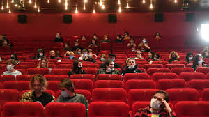 «Шахматная рассадка и 30 минут на уборку»: красноярские кинотеатры готовятся к открытию