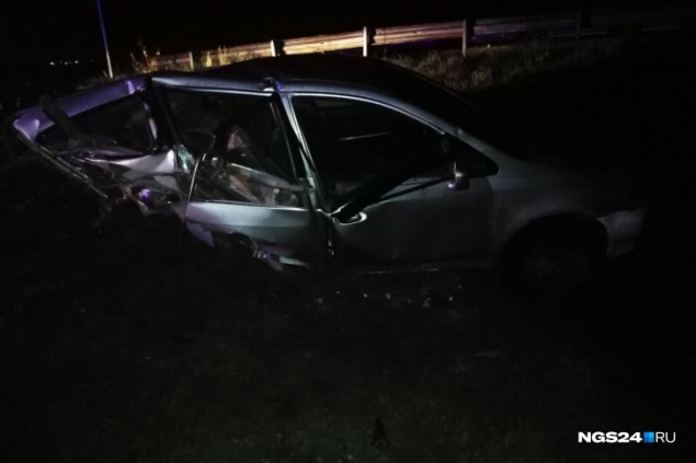 «Там страшная колея, машину мотает»: под Красноярском машина слетела с дороги и превратилась в груду металла