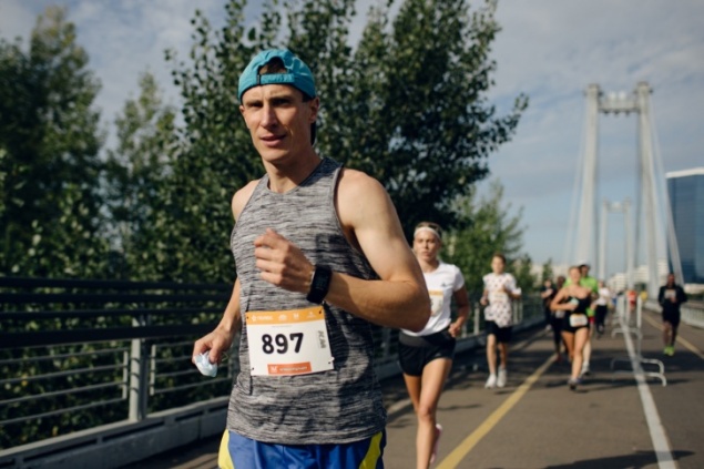 В масках и с оркестром: в городе в восьмой раз прошел Красмарафон