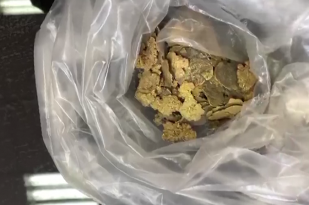 Сотрудник рудника вывез под сидением своего авто золота на 8 миллионов