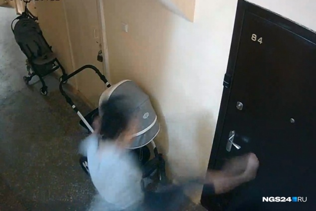 Женщина, напавшая с арматурой на детей в школе, держит в страхе весь подъезд