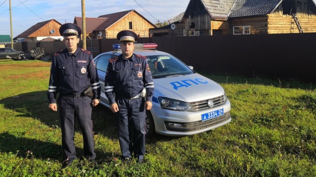 В Красноярском крае сотрудники ГИБДД спасли от огня пять человек и машину