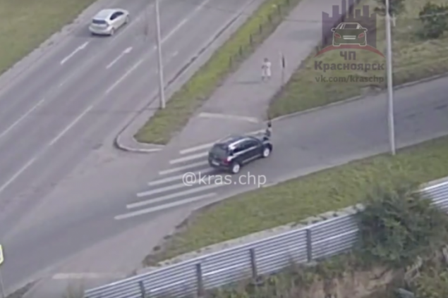 Поворачивающий со второго ряда кроссовер отшвырнул ребенка на самокате на несколько метров