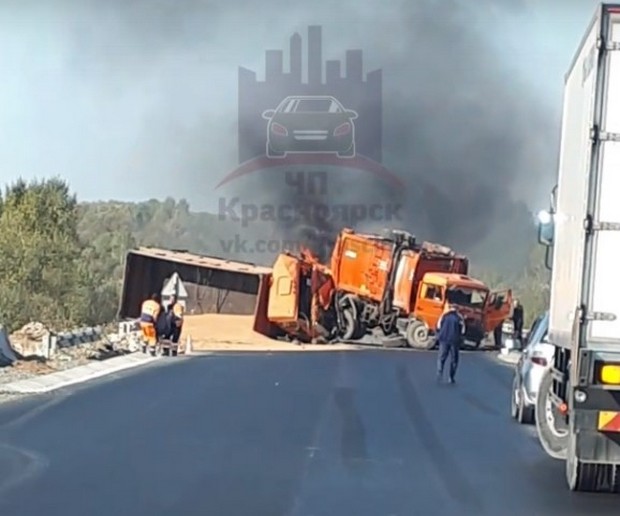 Трасса под Ачинском перекрыта из-за перевернувшихся грузовиков