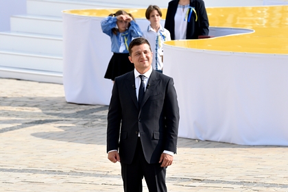 Зеленский поручил создать центр для производства вакцин на Украине