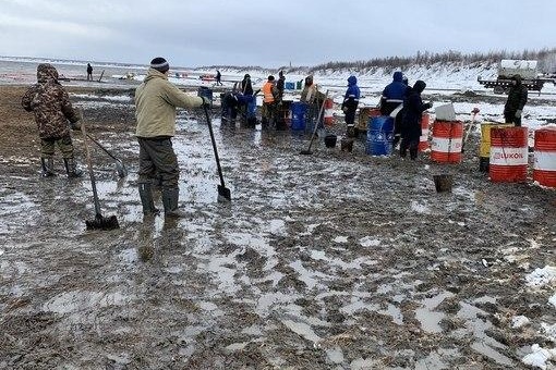 Власти Таймыра отрицают попадание разлитой нефти в Хатангу. Видео очевидцев говорят об обратном