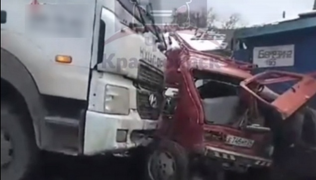 Сорвавшаяся с ручника бетономешалка раздавила две машины в Красноярске, погиб один человек