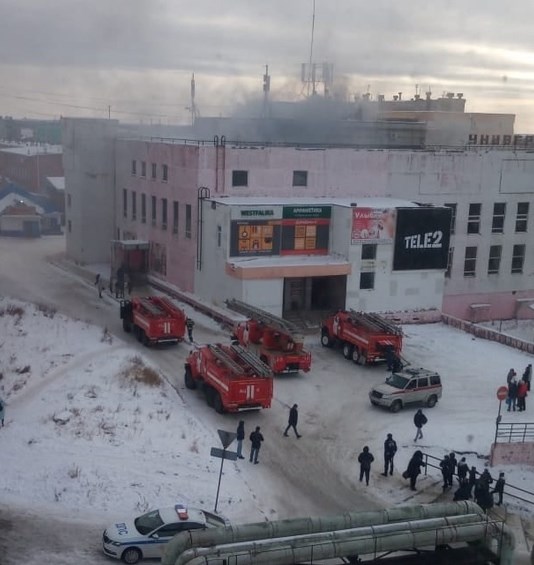 В Дудинке из-за взорвавшегося радиатора загорелся крупный универмаг