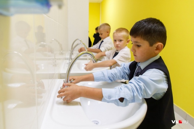 Учёные рассказали, сколько коронавирус держится на коже человека