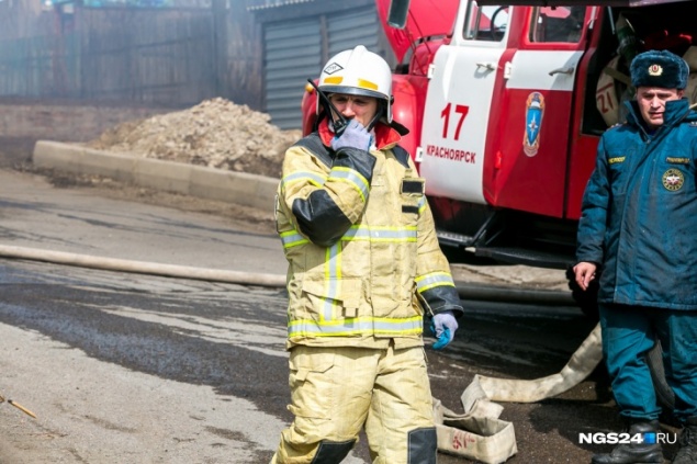 В Канске в ночном пожаре сгорело два дома. Молодой семье помогали выбраться через окна