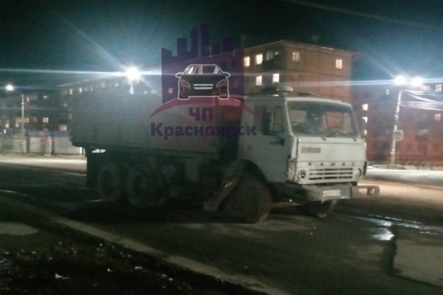 Водитель КАМАЗа протаранил десять машин на парковке