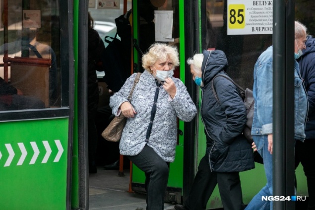 Мужчину, ударившего кондуктора за просьбу надеть маску, отправили под арест на 13 суток