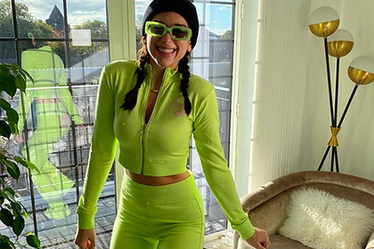 Дуа Липа вернула в моду спортивные костюмы в стиле 2000-х