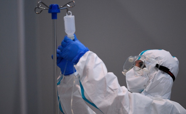 Выплаты медикам за работу с больными коронавирусом решили продлить на 2021 год