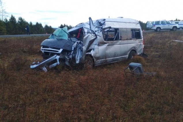 На трассе в Ермаковском районе микроавтобус с 17 пассажирами вылетел в кювет