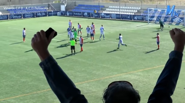 Вратарь сравнял счет, стал праздновать гол и пропустил удар с центра поля