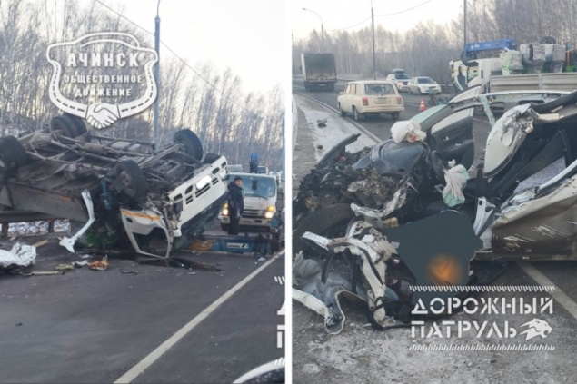 Легковушка влетела в автокран и перевернула его