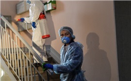 Красноярская бизнес-леди обклеила подъезд объявлениями о коронавирусе у своих соседей