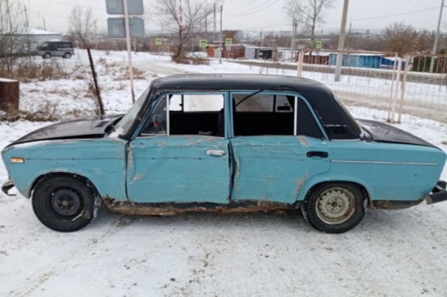 Парень решил покатать двух подруг и въехал в дерево