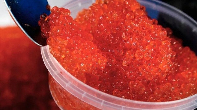 Житель Железногорска похитил из магазина 17 банок красной икры и попал на видео