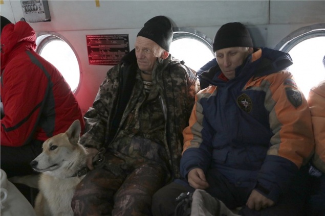 В недоступной тайге на юге Красноярского края у охотника отказали ноги. Он вызвал вертолет со спасателями