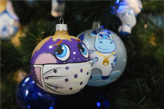 Жители Красноярска расхватывают ёлочные шары в масках от коронавируса