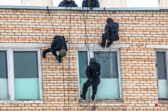 Госдума поддержала закон, разрешающий полиции вскрывать квартиры и машины. Разбираем его