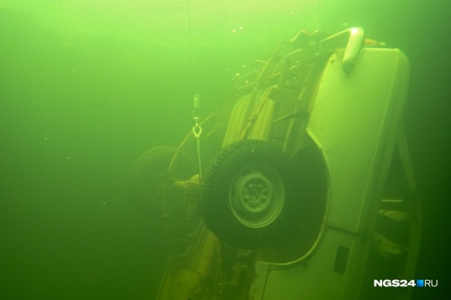 Под Минусинском достали из воды машину с рыбаком, что пролежала в воде 5 дней