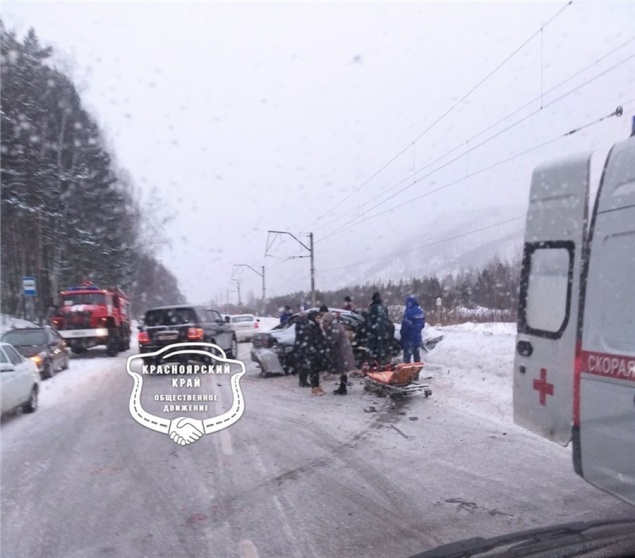 Около Дивногорска лоб в лоб столкнулись две легковушки. Дорога частично перекрыта