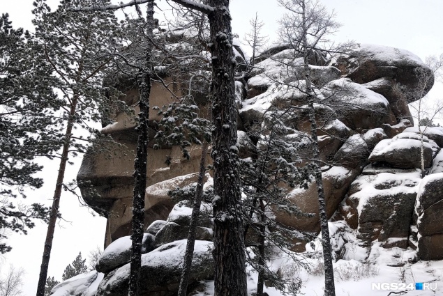 Красноярским спасателям пришлось эвакуировать со «Столбов» двух туристов из других городов