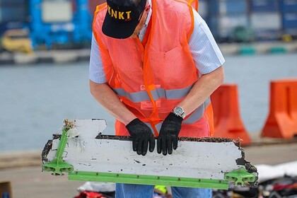 Названа предполагаемая причина крушения пассажирского самолета в Индонезии