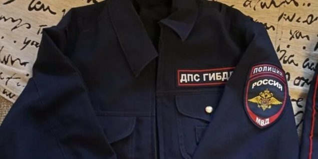 Переодевшийся в гаишника красноярец обещал знакомым продать арестованные машины нарушителей и украл 23 миллиона