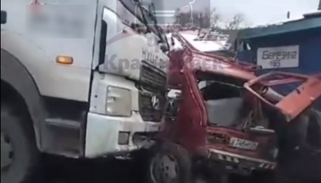 В Красноярске под бетономешалкой без водителя погиб пешеход: дело передали в суд